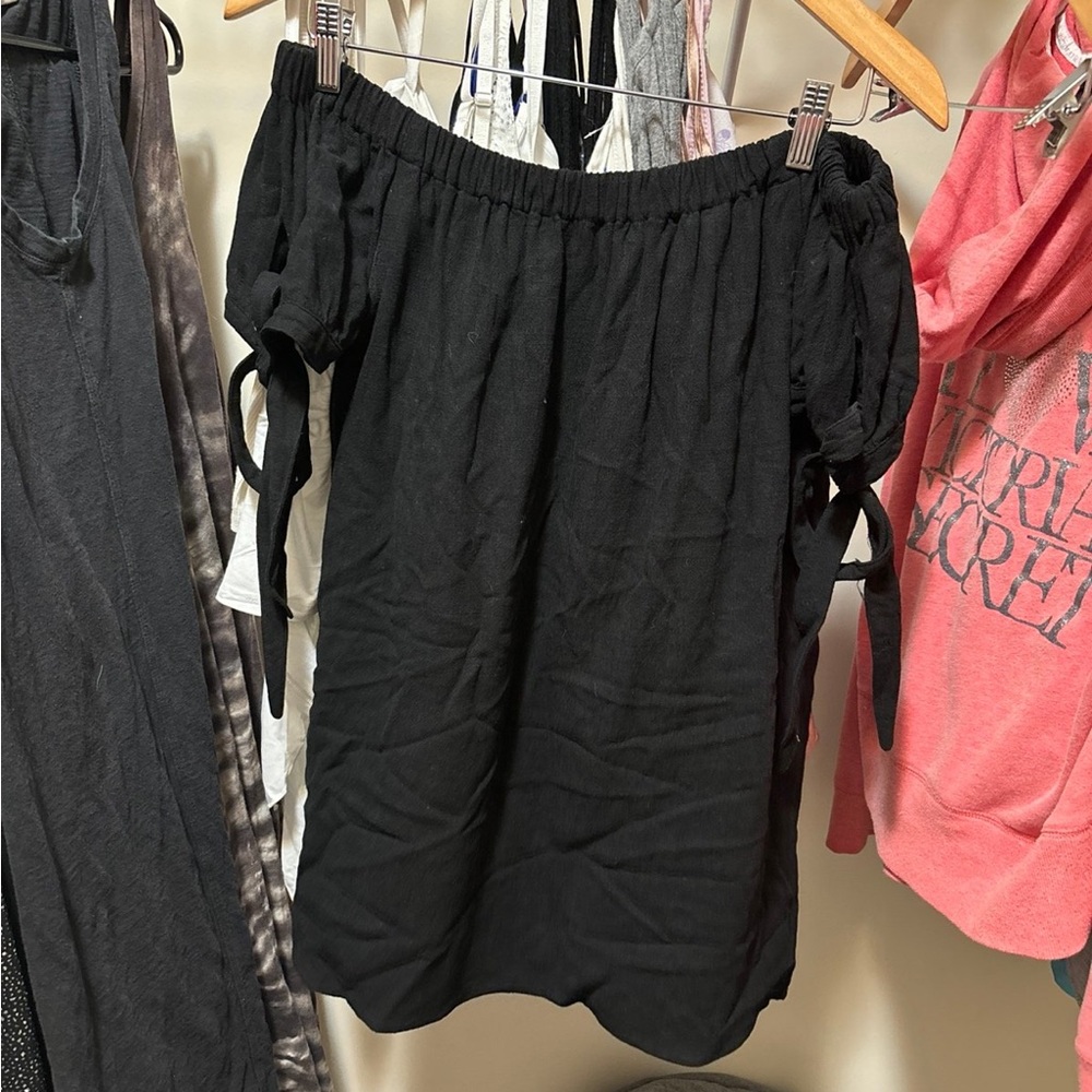 Lulus side tie off shoulder top